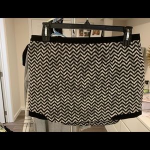 NWOT—1 State Black and White skirt with zip up back: Size:12